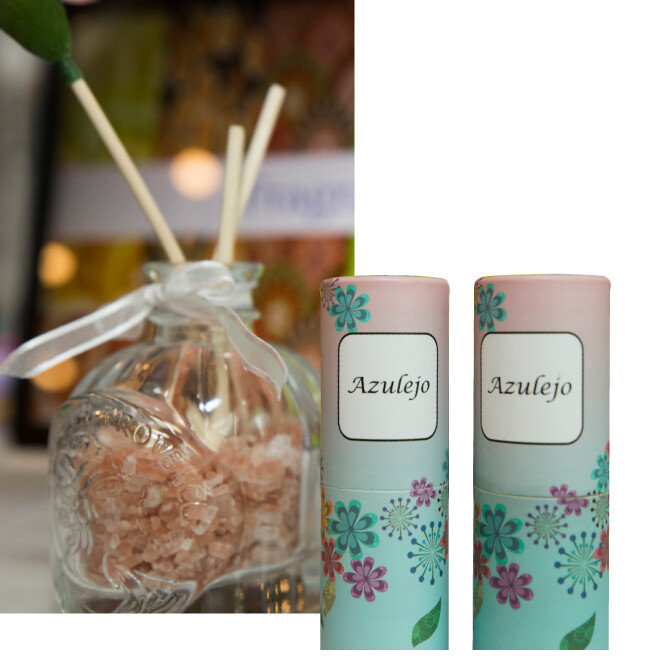 향수 공방 체험자들이 직접 만든 방향제와 향수 스틱.