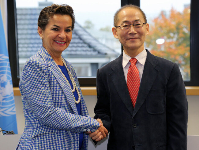 이회성 IPCC 의장(오른쪽)이 2015년 10월 당선 직후 크리스티아나 피게레스 유엔기후변화협약 사무국장과 만났다. [IPCC제공]