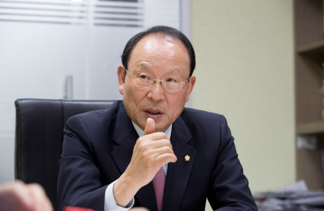 최운열 더불어민주당 의원은 “청와대 실장·수석이 아니라 경제부총리가 중심”이라는 점을 힘주어 강조했다. [지호영 기자]