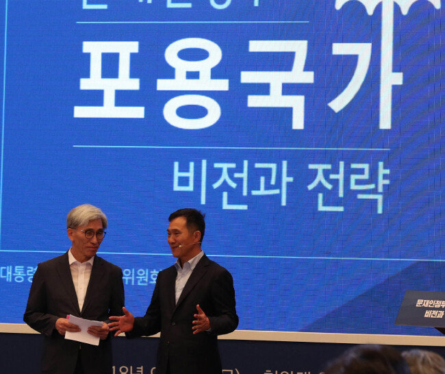 9월 6일 청와대 영빈관에서 열린 2018 포용국가 전략회의에서 정해구 정책기획위원장과 김연명 국정과제지원단장(왼쪽)이 ‘국민의 삶을 바꾸는 포용과 혁신의 사회정책’을 발표했다 [동아DB]