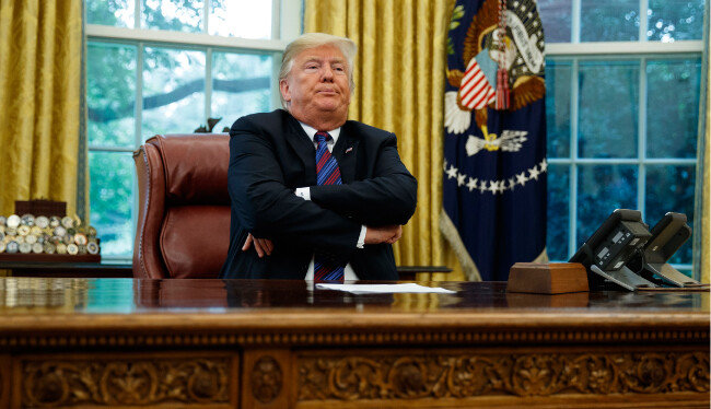 도널드 트럼프 미국 대통령이 8월 27일(현지 시간) 백악관 오벌오피스(집무실)에서 팔짱을 낀 채 앉아 있다. 