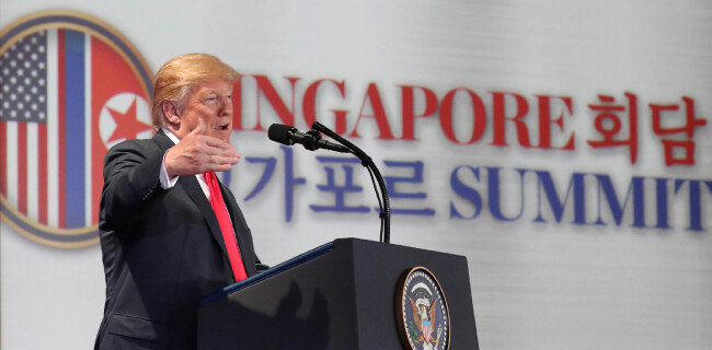북·미 정상회담이 6월 12일 싱가포르 센토사섬 카펠라 호텔에서 전격 성사된 가운데 트럼프 미국 대통령이 카펠라 호텔에서 기자회견을 하고 있다. 트럼프 대통령은 11월 중간선거 국면에서 북한 비핵화 진전을 이슈로 활용할 가능성이 있다. [동아DB]