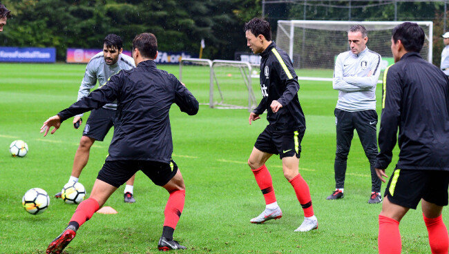 파울루 벤투 감독이 9월 3일 파주 국가대표트레이닝센터(NFC)에서 비를 맞으며 선수들의 훈련을 지켜보고 있다. [동아DB]