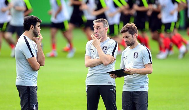 파울루 벤투 감독이 이끄는 남자 축구대표팀이 9월 4일 파주 국가대표트레이닝센터(NFC)에서 훈련을 했다. 벤투 감독이 선수들의 훈련모습을 지켜보며 코치들과 이야기를 나누고 있다. [동아DB]