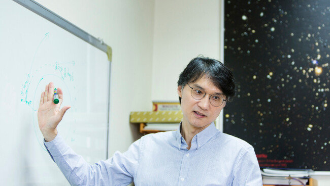 이석영 연세대 교수가 연구실 칠판 앞에 서서 우주에 대해 설명하고 있다. [김도균 기자]