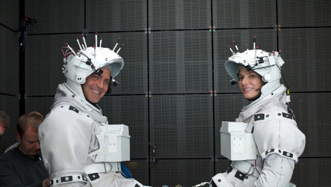 영화 ‘그래비티’의 두 주인공 산드라 블록(오른쪽)과 조지 클루니는 우주 공간에서 표류하는 인간의 공포를 실감 나게 연기했다. 