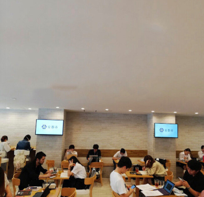 일본 게이오대학 내 무료로 운영되는 커피숍