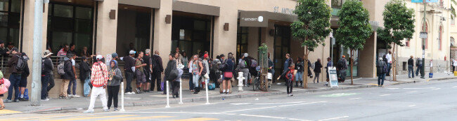 샌프란시스코 텐더로인 지역의 봉사단체가 제공하는 무료 점심을 먹으려고 줄을 선 사람들.