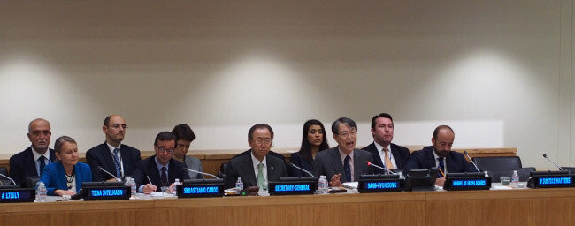 2014년 7월 17일 유엔과 국제형사재판소의 관계에 대해 토론하는 세미나가 열렸다. 앞줄 오른쪽에서 두 번째가 나다.