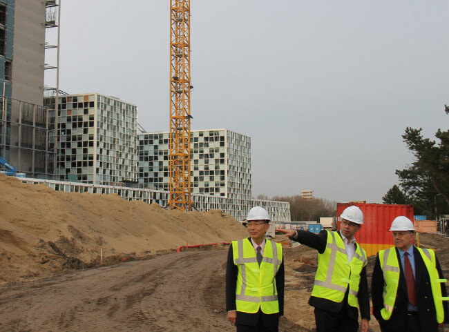 2014년 11월 4일 국제형사재판소 신축 건설 현장에서 브리핑을 받는 나(왼쪽).