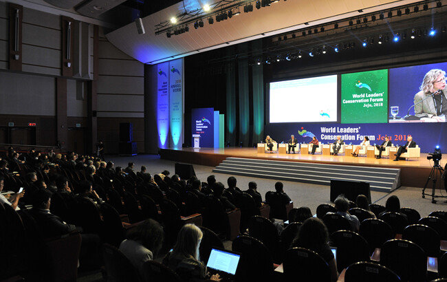 2018 세계리더스보전포럼의 ‘리더스대화’에서 패널들이 ‘지속가능성: 협력을 통한 논의의 실천’이라는 주제로 환경 문제 해법에 대해 토론하고 있다.