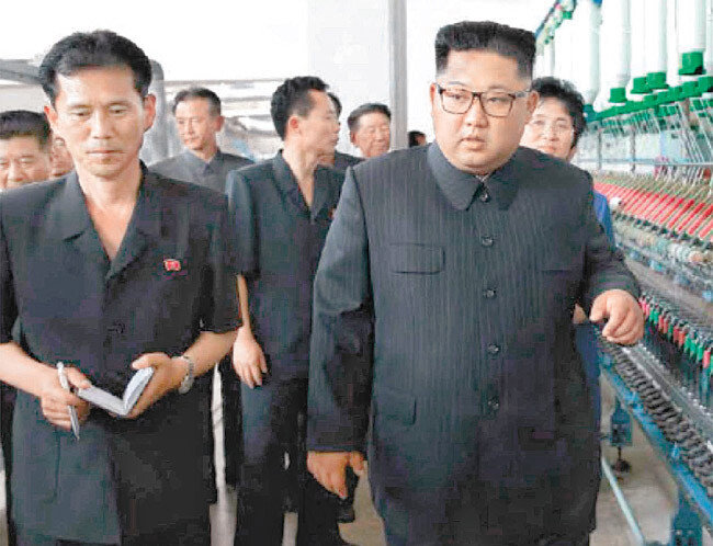 김정은 북한 국무위원장의 신의주 방직공장 시찰 소식을 전한 노동신문 7월 3일자 1면 사진. [노동신문]