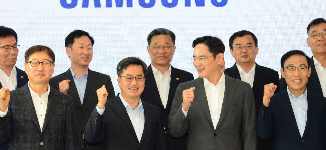김동연 부총리겸 기획재정부 장관(앞줄 왼쪽에서 두 번째)이 8월 6일 경기도 평택시 삼성전자 평택캠퍼스를 방문해 이재용 부회장(앞줄 왼쪽에서 세 번째)을 비롯한 임직원들과 기념촬영을 하며 혁신성장을 외쳤다. [장승윤 동아일보 기자]
