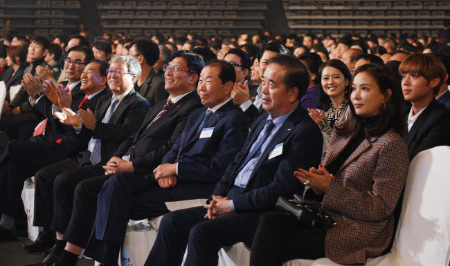 박수를 치며 행사를 지켜보는 내빈들.