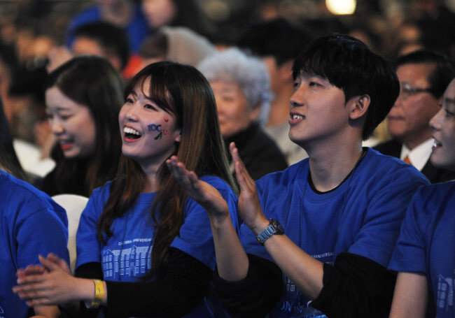 100주년 기념 행사를 함께 즐기는 학생들.