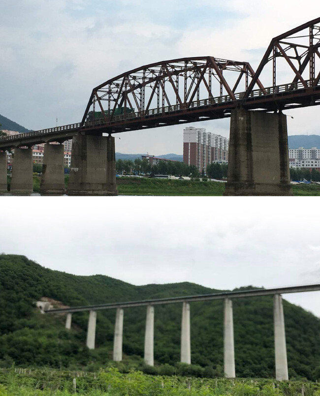 왕복 4차선으로 확장된 중국 린장, 북한 중강진을 잇는 교량. (위) 무산광산 철광석 수입 편의를 위해 중국이 건설한 철도 교량.  