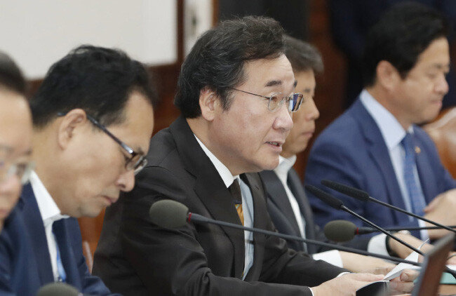이낙연 국무총리는 10월 2일 오전 서울 세종로 정부서울청사에서 열린 국무회의에서 가짜뉴스 실태와 대책에 대해 말하고 검경에 엄정 처벌을 촉구했다. [뉴시스]