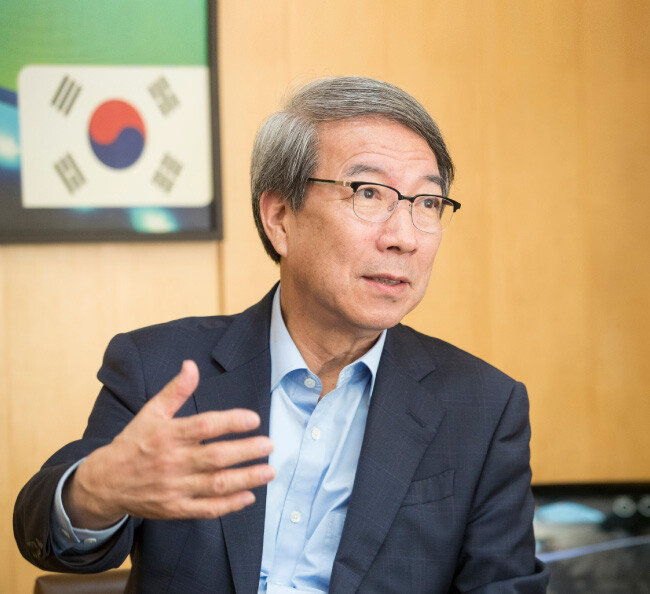 정운찬 전 국무총리가 10월 8일 오후 서울 강남구 한국야구위원회(KBO) 총재 집무실에서 ‘신동아’와 인터뷰하고 있다. [지호영 기자]