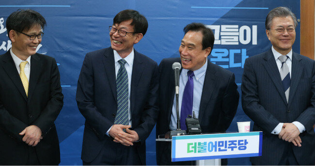 2017년 3월 15일 서울 여의도 더불어민주당 중앙당사에서 문재인 당시 대선후보가 선거캠프에 합류한 김호기 연세대 교수, 김상조 한성대 교수, 김광두 국가미래연구원 원장(왼쪽부터)과 기자회견을 하고 있다. [뉴스1]