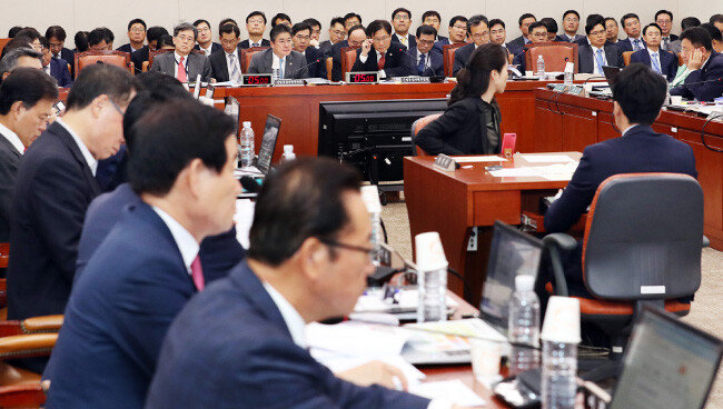 10월 10일 서울 여의도 국회에서 열린 산업통상자원중소벤처기업위원회 국정감사에서 의원들이 질의하고 있다. [뉴시스]