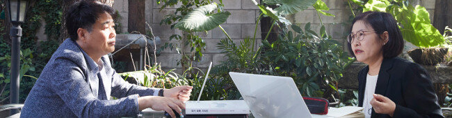 이문기 미래전략연구원 원장과 대담하는 조경란(오른쪽) 교수. [박해윤 기자] 