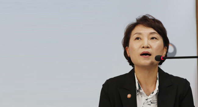 김현미 국토교통부 장관이 9월 13일 서울 세종로 정부서울청사에서 ‘주택시장 안정 방안 관련 관계부처 합동브리핑’에서 기자의 질문에 답하고 있다.