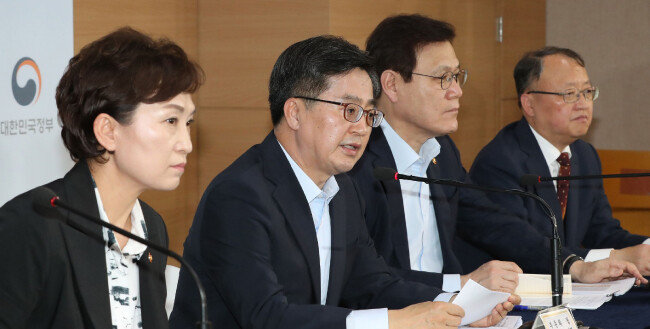 김동연 경제부총리 겸 기획재정부 장관(왼쪽에서 두 번째)은 9월 13일 정부서울청사에서 ‘주택시장 안정대책’을 발표하며 “투기와 집값을 반드시 잡겠다는 의지로 대책을 마련했다”고 말했다. 왼쪽부터 김현미 국토교통부 장관, 김 부총리, 최종구 금융위원장, 한승희 국세청장. [동아DB]