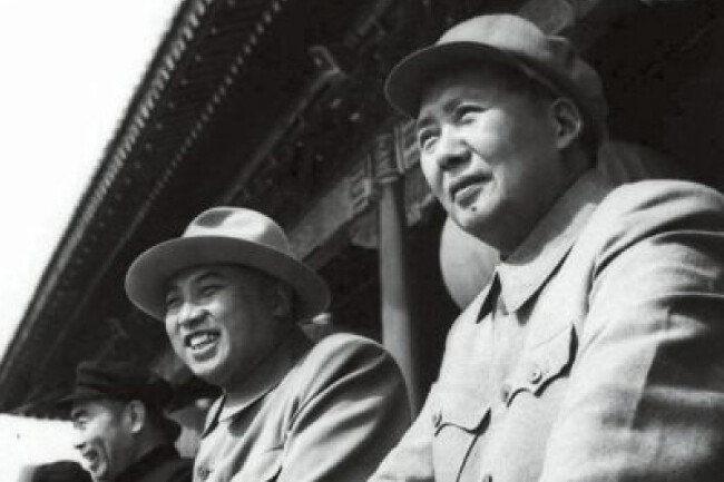 마오쩌둥 옆 김일성. 1954년 10월 1일 중국 톈안먼 광장 망루에서 중화인민공화국 선포 5주년 기념 열병식을 함께 지켜보는 마오쩌둥 중국 주석(오른쪽)과 김일성 북한 주석. [징화시보]