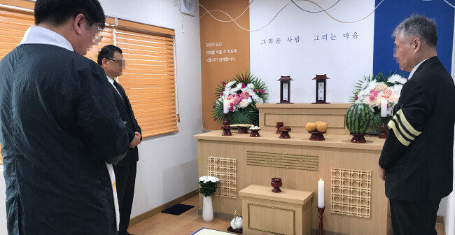 서울시립승화원에 설치된 무연고 사망자 정모 씨와 김모 씨의 분향소. 서울시와 시민단체가 장례를 돕고 있다. [나눔과 나눔]