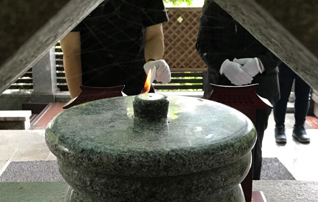 한 무연고 사망자의 지방(紙榜)을 태우고 있다. [나눔과 나눔]