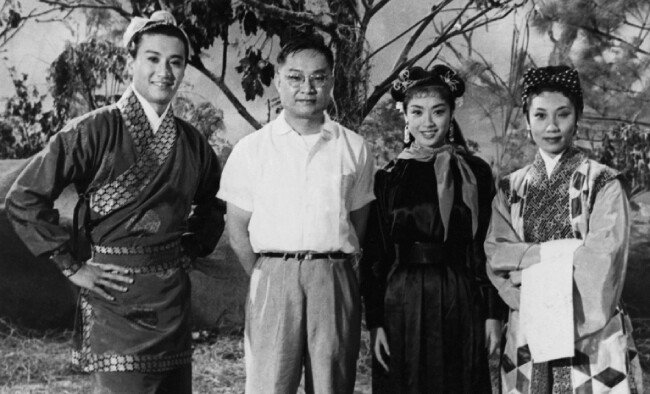 김용(왼쪽에서 두 번째)과 영화 ‘신조협려’ 주연 배우들. [사진제공·홍콩 헤리티지박물관]