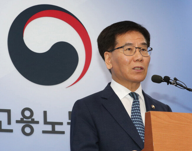 8월 3일 당시 이성기 고용노동부 차관이 정부세종청사에서 내년 최저임금을 전년 대비 10.9% 인상된 8350원으로 확정·고시한다고 밝히고 있다. [뉴시스]
