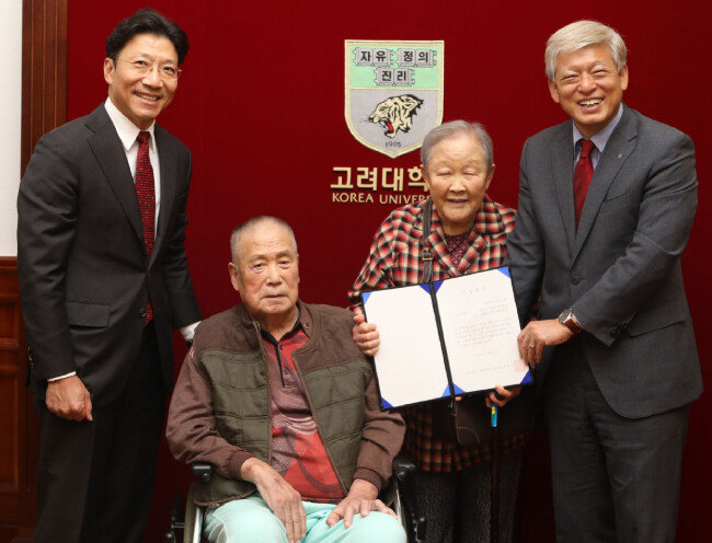 김영석·양영애 부부(가운데)가 10월 25일 고려대에서 열린 기부식에서 김재호 고려중앙학원 이사장(맨 왼쪽), 염재호 고려대 총장과 기념촬영을 하고 있다. [박영대 동아일보 기자]