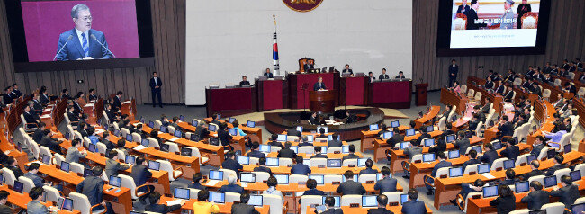 문재인 대통령이 판문점선언의 국회 비준을 요구하며 여야 갈등이 계속되고 있다. 11월 1일 국회에서 문 대통령이 연설하고 있다. [동아DB]