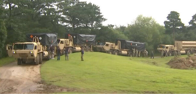 2017년 9월 7일 경북 성주군 초전면 성주골프장 사드기지로 반입된 발사대 4기를 주한미군이 점검하고 있다.