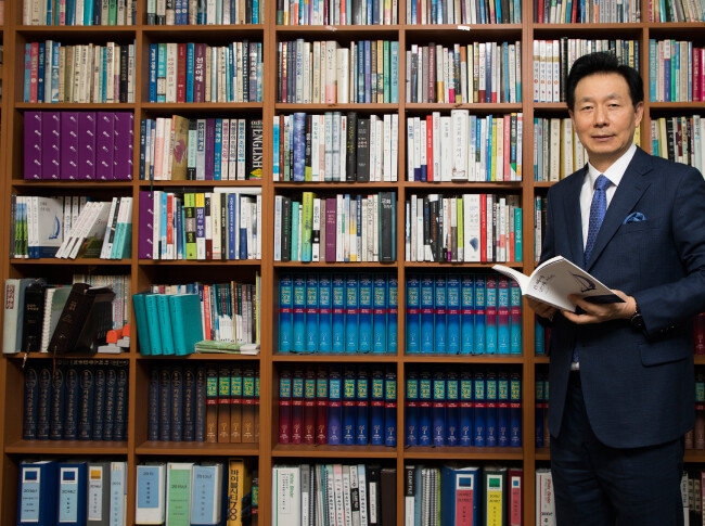 오륜교회 설립자인 김은호 담임목사는 “교회는 세상이라는 물에 떠 있는 배”라며 ‘선한 영향력’을 강조했다. [조영철 기자]