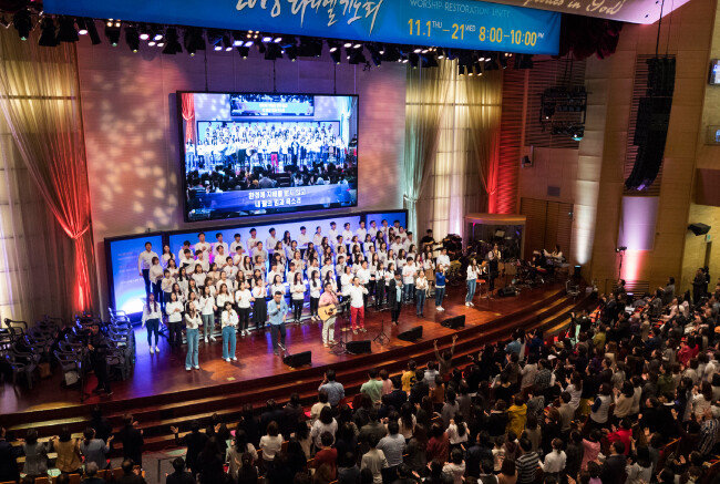 청년 신도가 주축인 찬양대가 예배 분위기를 달군다. [조영철 기자]