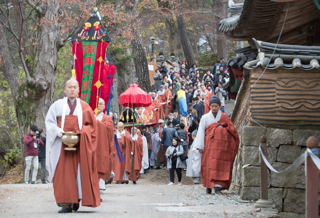 11월 9일 해인사 법보전에서 시작된 경판 이운 행렬이 꼬리를 물고 이어지고 있다.