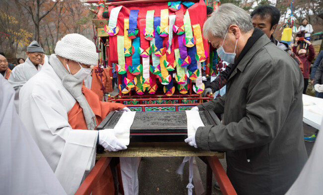 경판을 가마에 싣고 있다.