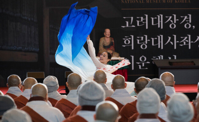 고려가무악에 맞춰 현대 감각의 무용을 공연한 비슬 무용단. 