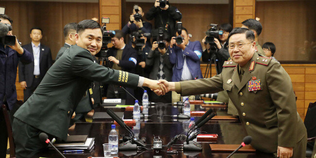 10월 26일 판문점 북측 통일각에서 열린 ‘제10차 남북 장성급 군사회담’에서 남측 수석대표인 김도균 소장(왼쪽)과 북측 수석대표인 안익산 북한군 중장이 종결 발언에 앞서 악수를 하고 있다. 남북은 평양 정상회담 군사분야 합의 이행 절차를 밟고 있다. [사진공동취재단]