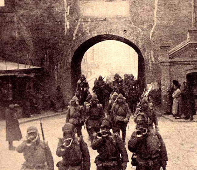 일본군의 만주 침공. 일본군이 1931년 9월 18일 선양 을 행진하고 있다. [위키피디아]