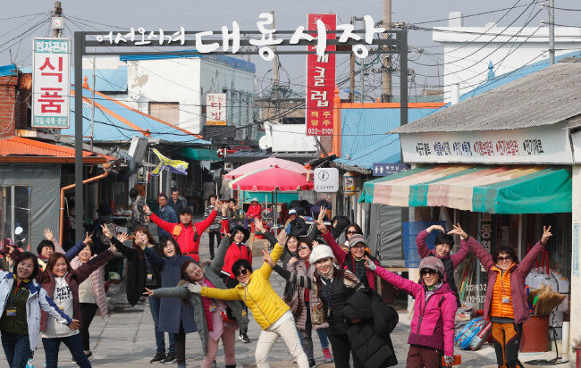 교동도 최고 번화가 대룡시장. 오래된 골목시장 풍경이 관광객을 꾸준히 불러 모은다.