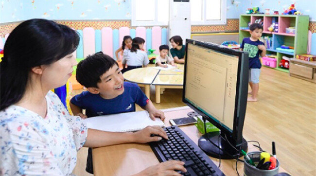 광진구청 한 사무실에서 한 여직원이 아이를 곁에 두고 일하고 있다. [사진제공·광진구청]