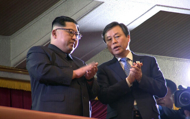 도종환 장관이 2018년 4월 1일 평양 동평양대극장에서 열린 ‘봄이 온다’ 공연을 북한 김정은 국무위원장과 관람하며 이야기를 나누고 있다. [동아DB] 