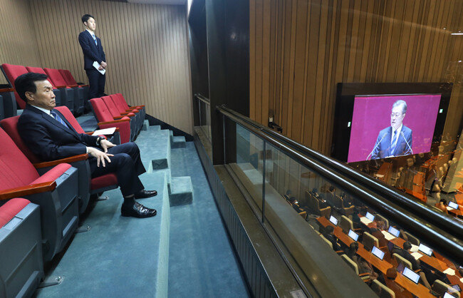 손학규 바른미래당 대표가 2018년 11월 1일 오전 국회 본회의장 귀빈석에서 문재인 대통령의 시정연설을 듣고 있다. [뉴스1]