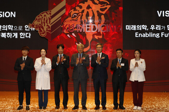 2018년 12월 12일 서울 성북구 고려대 인촌기념관에서 열린 고려대의료원 비전선포식에 참석한 내빈들. 왼쪽에서 세번째부터 김재호 학교법인 고려중앙학원 이사장, 염재호 고려대 총장, 이기형 고려대 의무부총장 겸 의료원장, 나춘균 고려대 의대 교우회장. [조영철 기자]