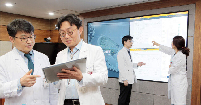 고대의료원 의료진이 인공지능 항생제 처방 프로그램인 3A 활용에 대해 상의하고 있다. [사진제공·고대의료원]