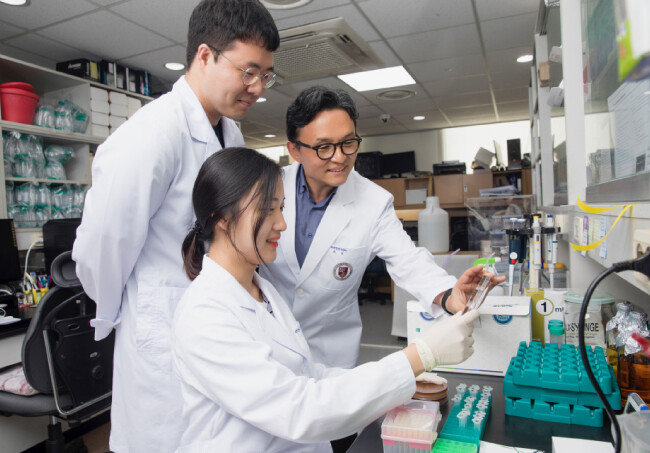 2016년 장내 미생물과 아토피 피부염 사이의 직접적 연관성을 밝혀내 세계적인 화제를 모은 김희남 고려대 의대 교수(오른쪽). [사진 제공·고대의료원]