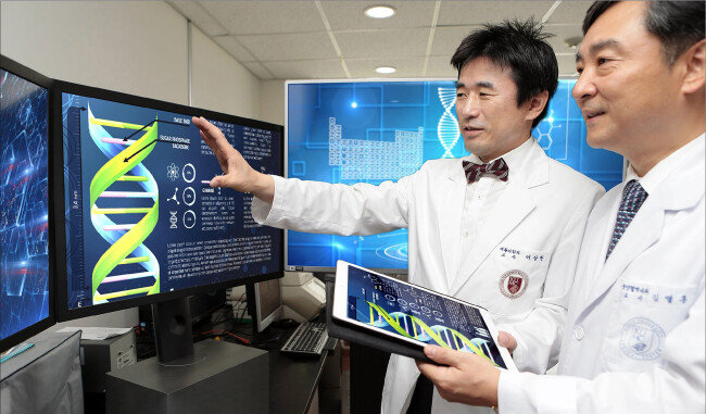 고대의료원은 2017년 국가전략프로젝트로 추진하는 정밀의료사업 두 가지 세부사업에 모두 선정돼 화제를 모았다. 정밀의료사업의 세부 사업단을 이끄는 김열홍 교수(오른쪽)와 이상헌 교수. [사진 제공·고대의료원]